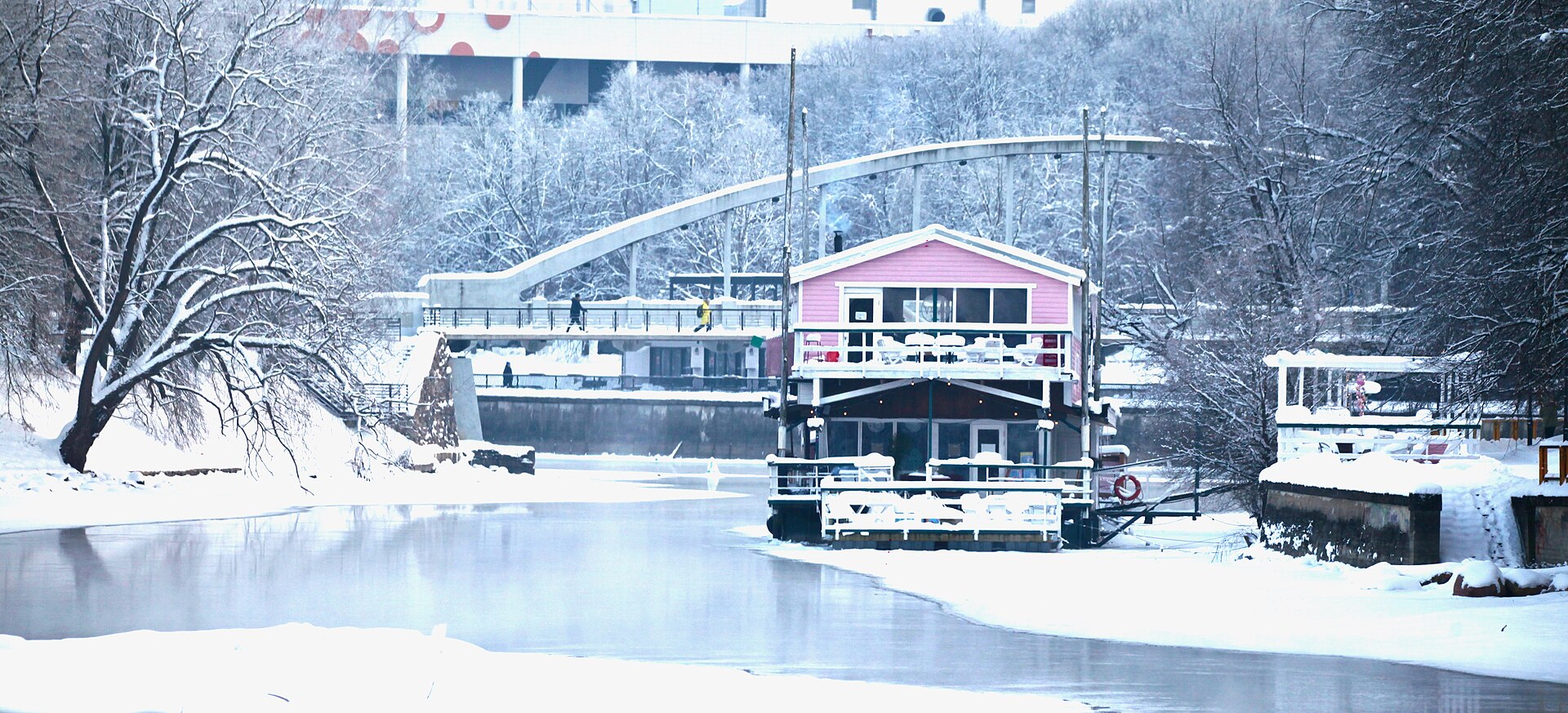 Cafe on the river Emajõgi in the downtown of Tartu (December 2023) — Tartu, Estonia
