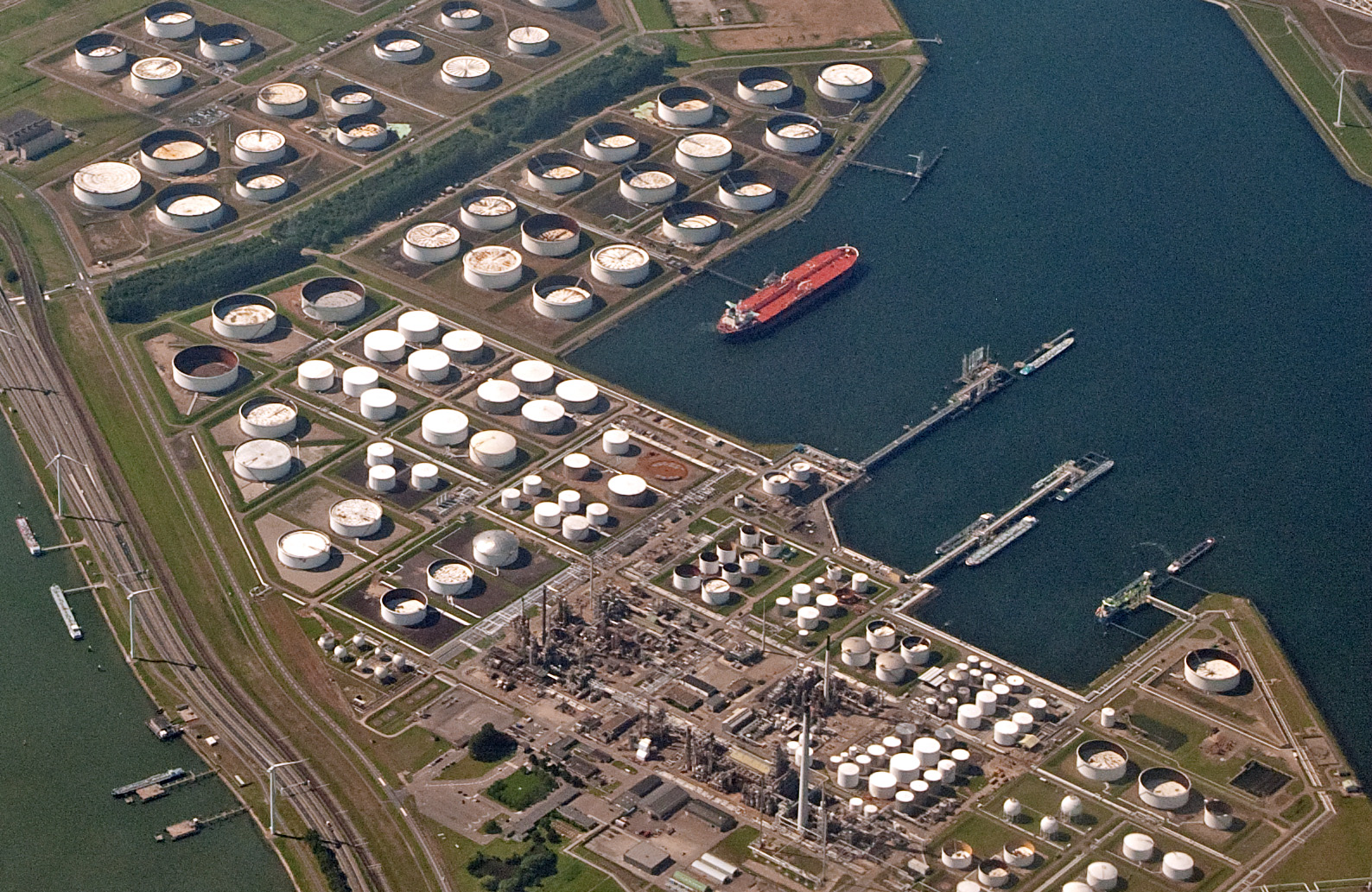 2014.06-418-197ap2 harbour(Europort,5th Petroleum port),storage tank,industry Rotterdam,NL sun15jun2014-1634h — industrial site in Rotterdam industrial cluster, Netherlands