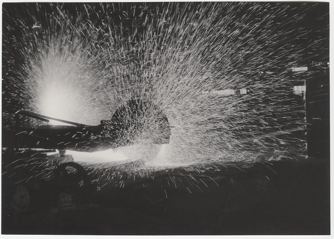 Photo ILVA plants in Turin, cutting of a glowing rail 1954 - Touring Club Italiano 06-5493.01 — industrial site in Turin, Italy